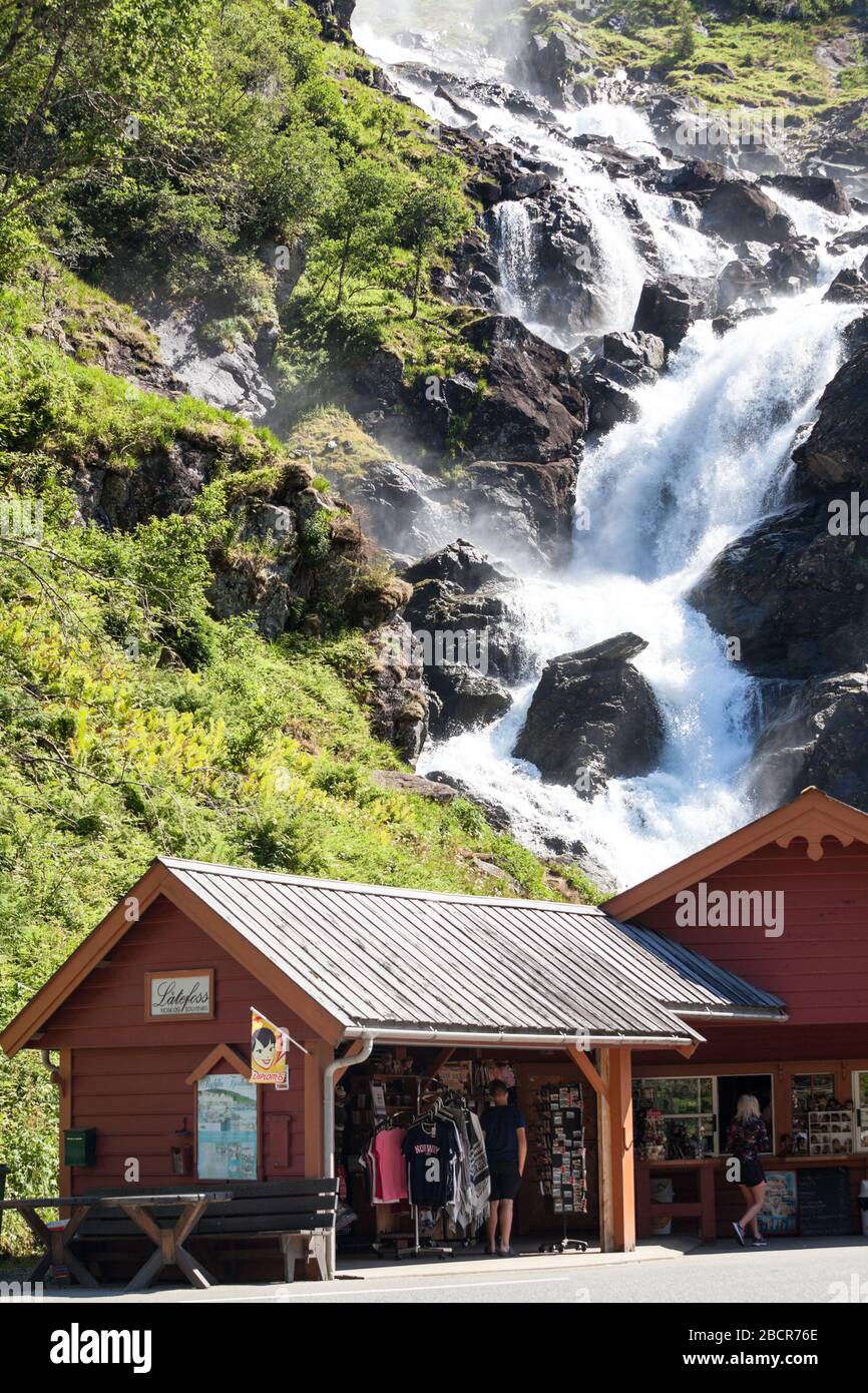 ODDA, NORWAY-CIRCA JUL, 2018: El centro turístico local y la tienda de  souvenirs está cerca de la cascada Latefoss en la Norwegian National Road  13. Latefossen otoño consisten Fotografía de stock - Alamy