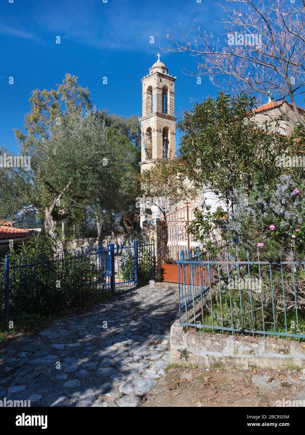 Iglesia en el pueblo de Chora en Exochori, en la región de Mani Interior del Peloponeso meridional de Grecia Foto de stock