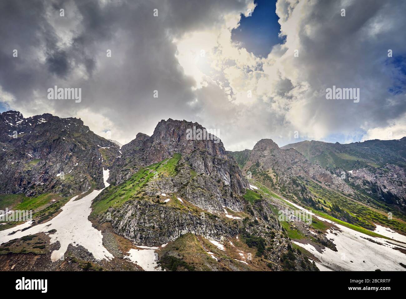 Paisaje de montañas rocosas con cielo cubierto de fondo Foto de stock