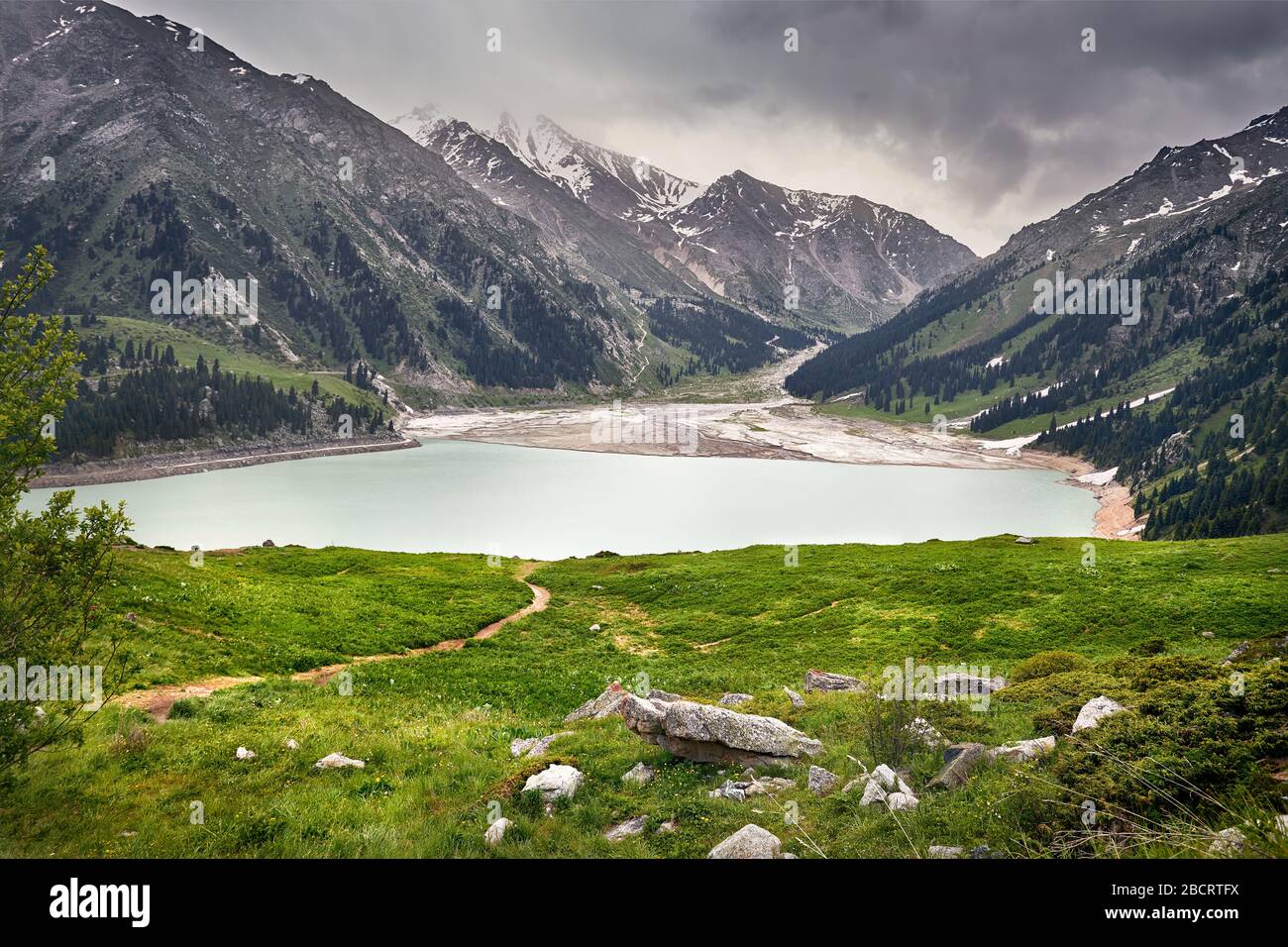 Hermoso paisaje de gran Lago de Almaty en las montañas de Tian Shan en Kazajstán Foto de stock