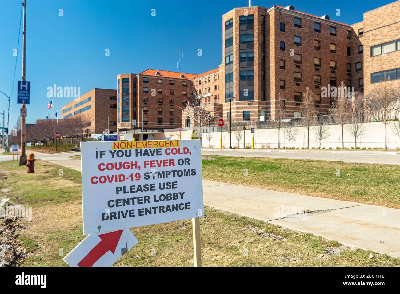 Detroit, Michigan - un cartel frente al Hospital Ascension St. John dirige a los pacientes con síntomas de Covid-19 a una entrada separada. Foto de stock