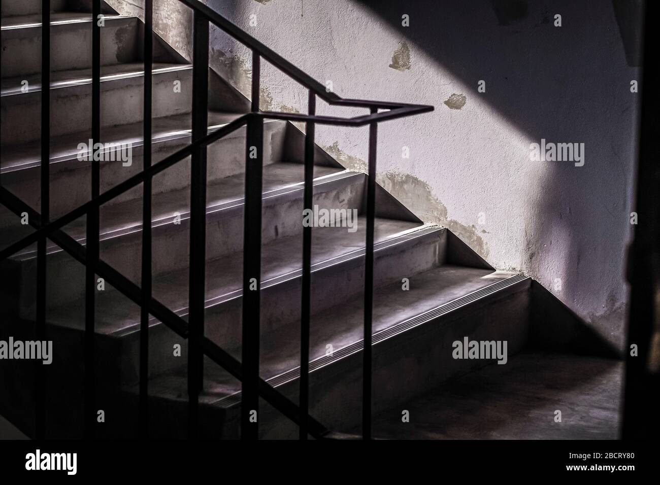 Escalera de concreto contra incendios de emergencia. Escaleras de concreto  con luz solar. Salir concepto Escape idea Fotografía de stock - Alamy