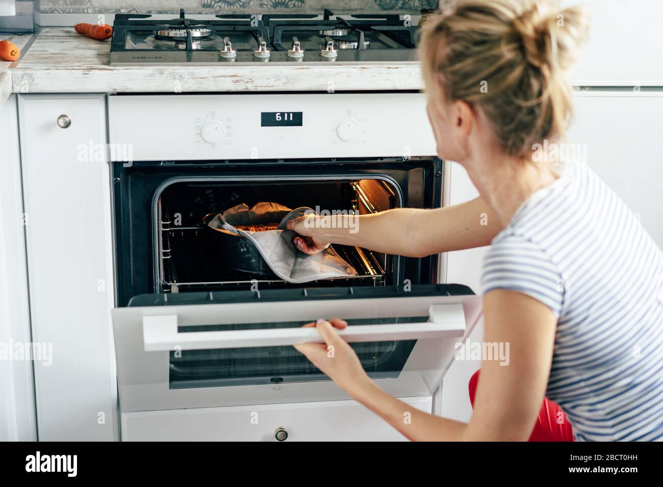 woman saca el pastel del horno Fotografía de stock - Alamy