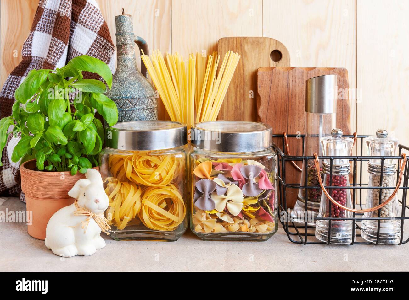 https://c8.alamy.com/compes/2bct11g/tarros-de-cereales-utensilios-de-cocina-y-plantas-para-el-hogar-entorno-saludable-cocina-comoda-concepto-de-estilo-de-vida-sostenible-2bct11g.jpg