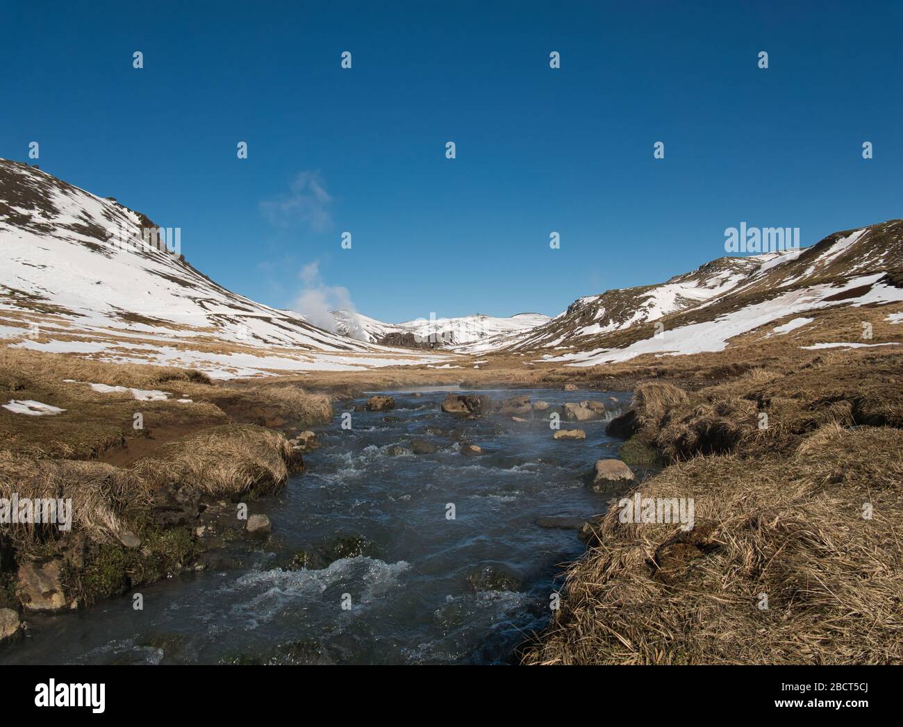 Un arroyo con agua termal caliente en Reykjadalur en marzo Foto de stock