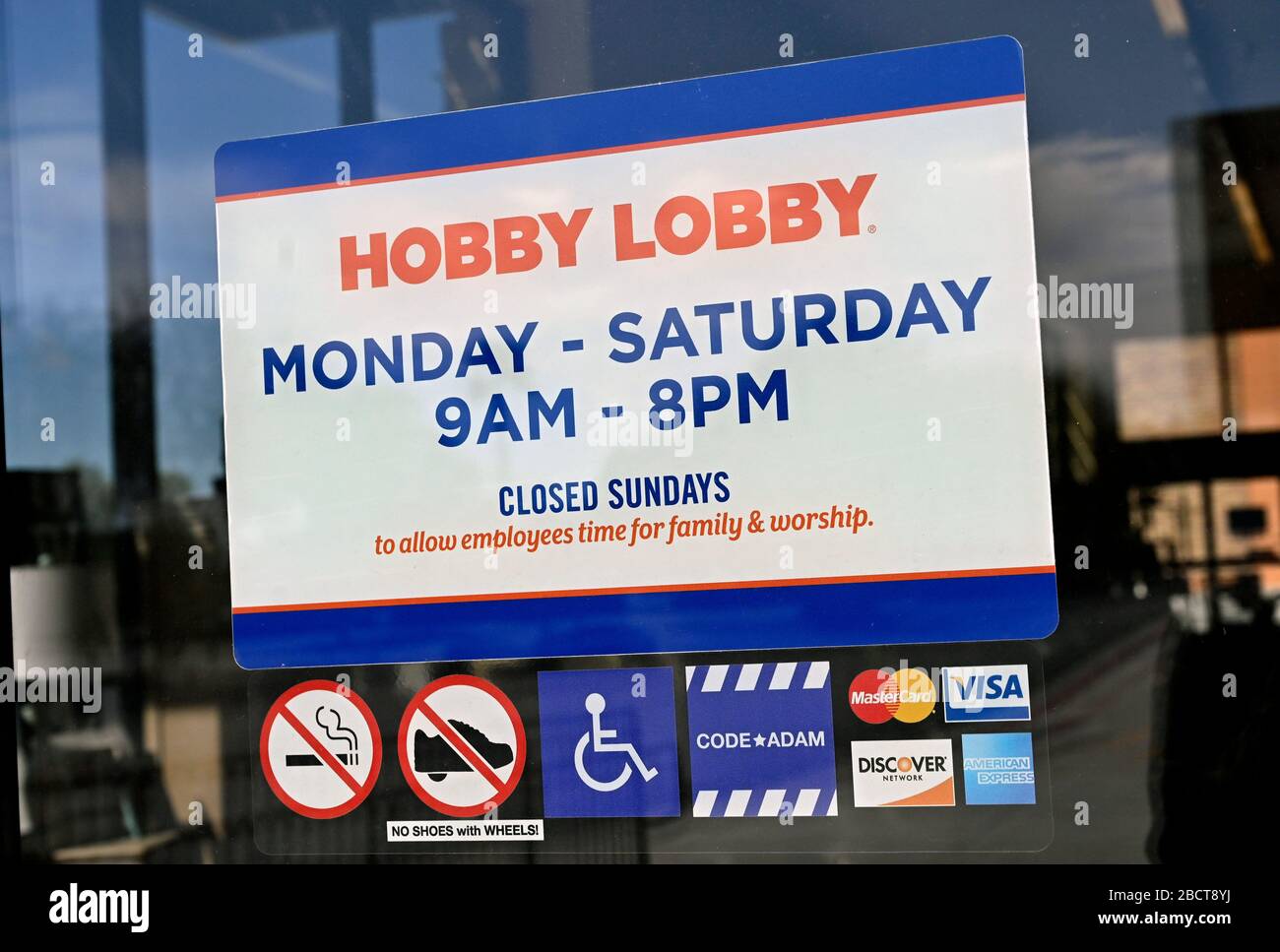 Las Vegas, Nevada, Estados Unidos. 5 de abril de 2020. El letrero de horas  de la tienda en una tienda Hobby cerrada se ve el 5 de abril de 2020 en las