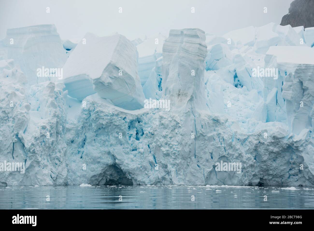 Glaciar se encuentra con el mar en Paradise Harbour Antártica Foto de stock