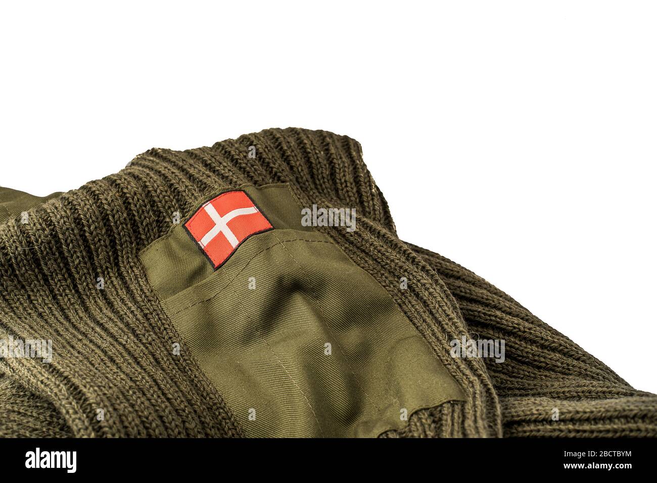 Verde jadón del ejército con una bandera danesa aislada sobre blanco, Dinamarca, 1 de abril de 2020 Foto de stock