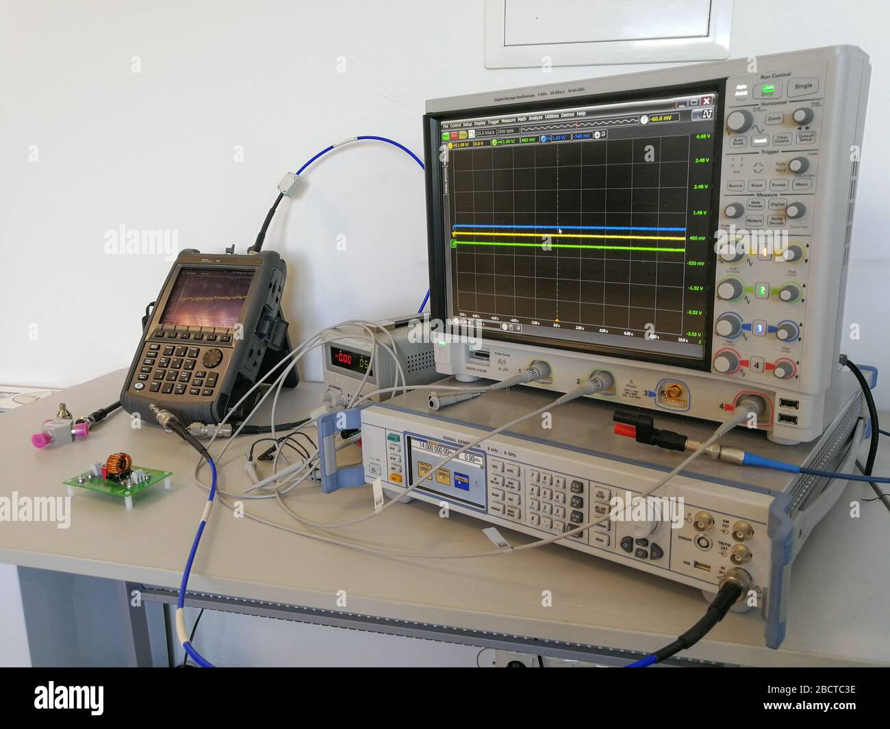 Diversos dispositivos de análisis y medición de señales, como el analizador  de redes vectoriales, el osciloscopio y el generador de señales Fotografía  de stock - Alamy