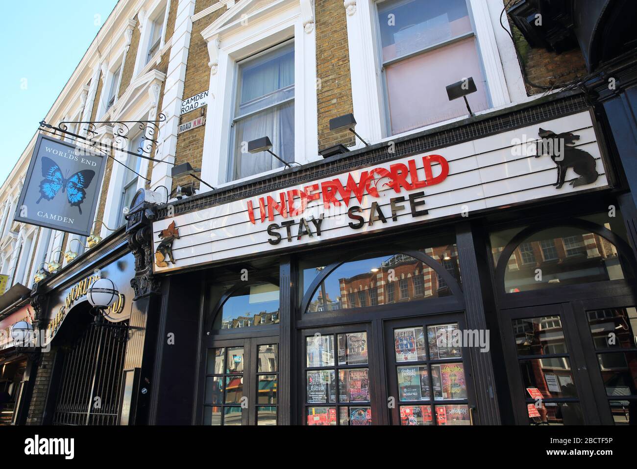 El famoso pub Worlds End en Camden Town, mostrando un mensaje para la pandemia de coronavirus "seguro", al norte de Londres, Reino Unido Foto de stock