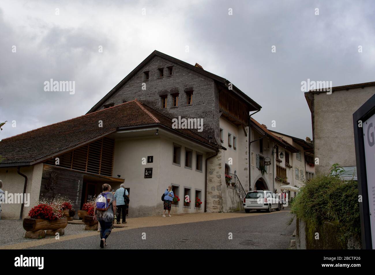 Gruyere Suiza, 03/09/2019, la hermosa ciudad de los alpes. La producción del queso mundialmente famoso. Almacenamiento en cuevas y producción del queso Foto de stock