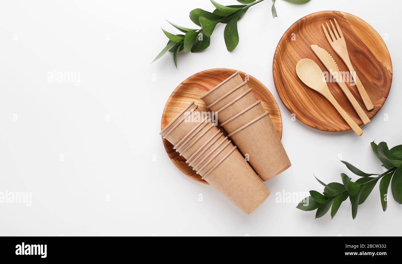 Las tazas de comida ecológica están hechas de papel kraft reciclado y platos  de madera Fotografía de stock - Alamy