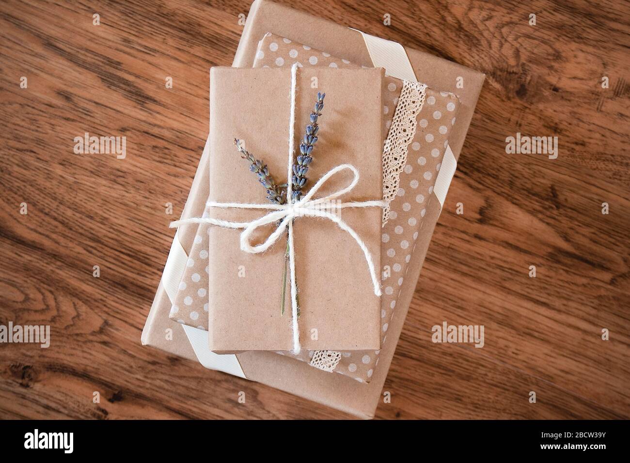 Envoltura de regalos de estilo vintage fotografías e imágenes de alta  resolución - Alamy