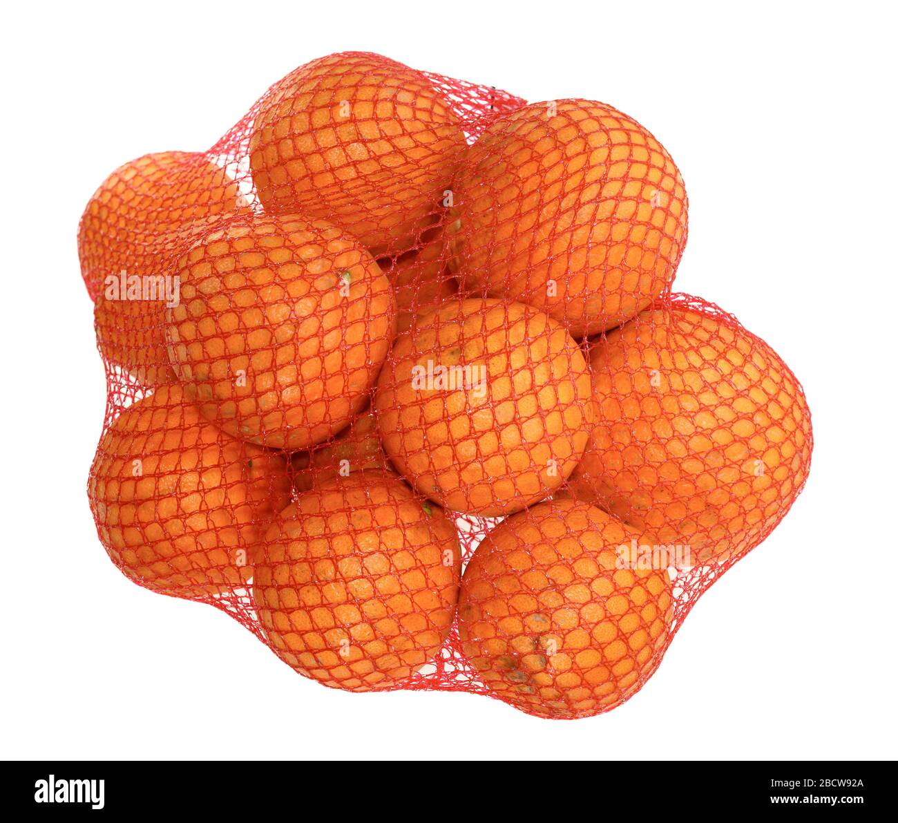 Naranja en red roja aislada sobre fondo blanco. Naranjas frescas en saco de malla de plástico. Foto de stock