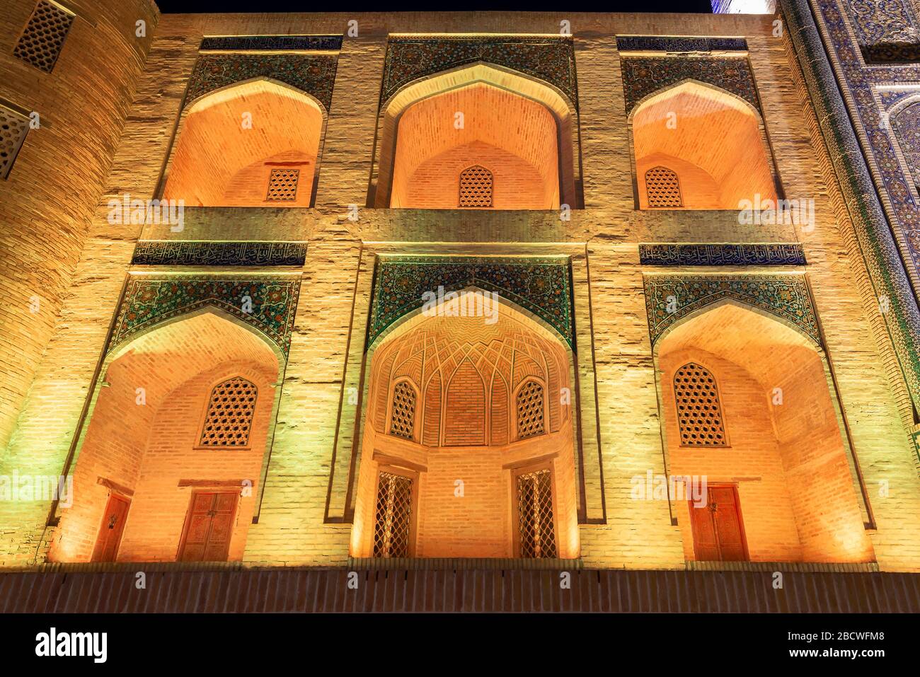 Miri Arab Madrasah fachada detalles arquitectónicos. Ubicado en el complejo religioso POI Kalan en Bujara, Uzbekistán. Mir-i-Madrassah árabe noche iluminada Foto de stock
