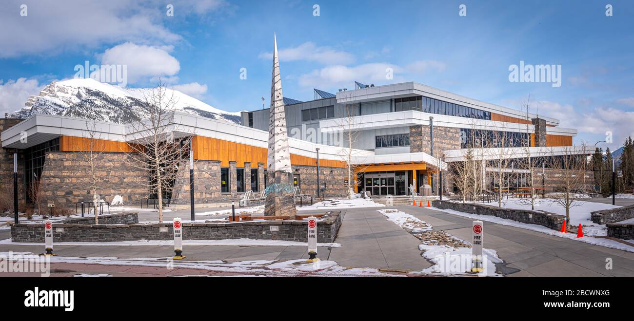 Canmore, Alberta - 4 de abril de 2020: Vista de la fachada exterior de Elevation Place, el centro de recreación de Canmore, en un hermoso día de invierno. Foto de stock