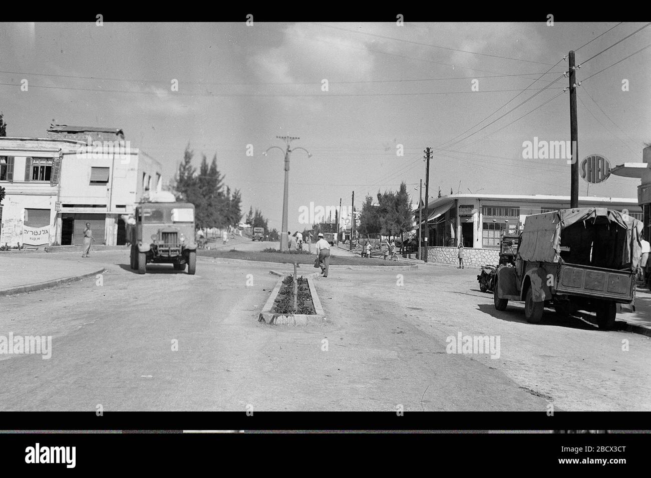 'INGLÉS: UNA VISTA GENERAL DE LA CALLE WEIZMAN EN EL CENTRO DE KFAR SABA. ◊û◊®◊ê◊î ◊õ◊ú◊ú◊ô ◊©◊ú ◊û◊®◊é ◊î◊û◊©◊e◊î ◊õ◊ ñ◊® ◊°◊ê (◊®◊ó◊ï◊◊◊◊¶◊û◊í 10 ï 07 1930 ô◊ ü).; 004/◊õ◊/ ; está disponible en la Colección Nacional de Fotos de Israel, departamento de Fotografía Oficina de Prensa de Goverment (link), bajo el ID digital adjunto D585- . Se sigue necesitando una etiqueta de copyright normal. Consulte Commons:Licensing para obtener más información. ¬†| ◊¢◊e◊®◊ô◊™¬†| –º–∞–∫–µ–¥–æ–Ω–Å–∫–∏¬†–‚| +/ àí; DANIEL KAPLAN; ' Foto de stock