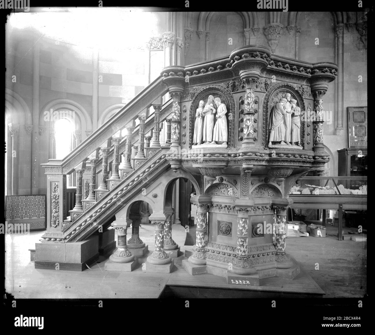 Terra Cotta Pulpit en el Castillo. Terra cotta pulpit de Henry Doulton &  Co. De Lambeth, Inglaterra, en exhibición en Ceramic Hall en el ala oeste  del edificio Smithsonian Institution, o Castle.Smithsonian