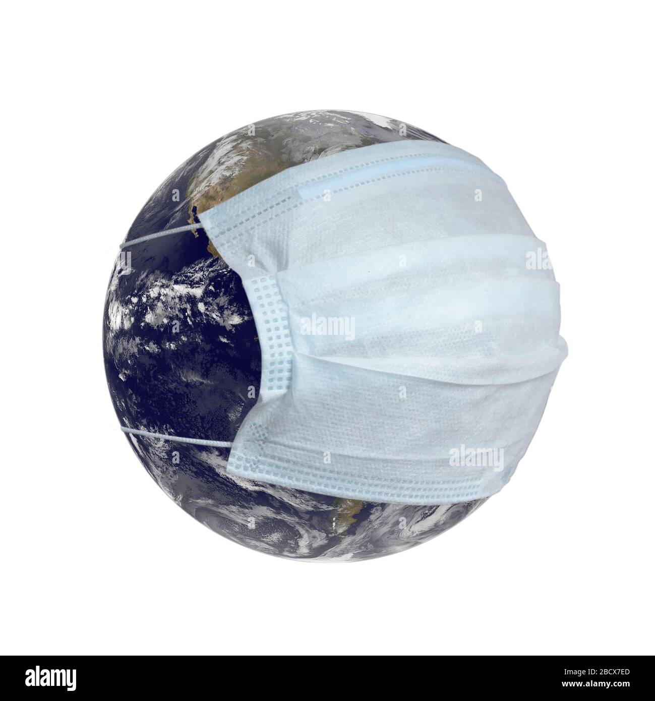 Planeta Tierra en una máscara médica aislada sobre fondo blanco. Cuarentena y protección contra el concepto de coronavirus. Imagen de la Tierra cortesía de la NASA. Foto de stock