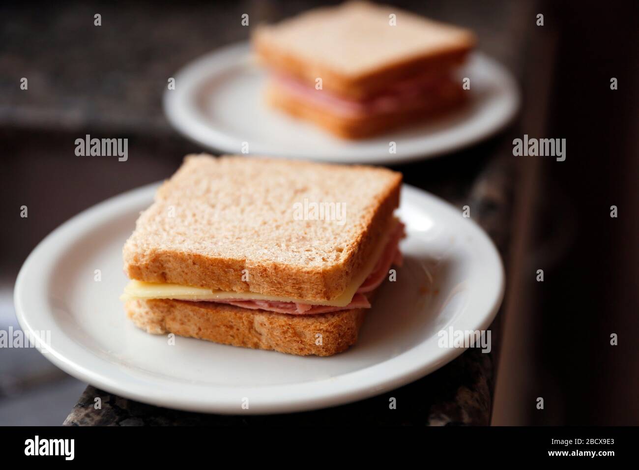pequeño y sencillo sándwich con pan, jamón y mozzarella en un plato blanco  Fotografía de stock - Alamy