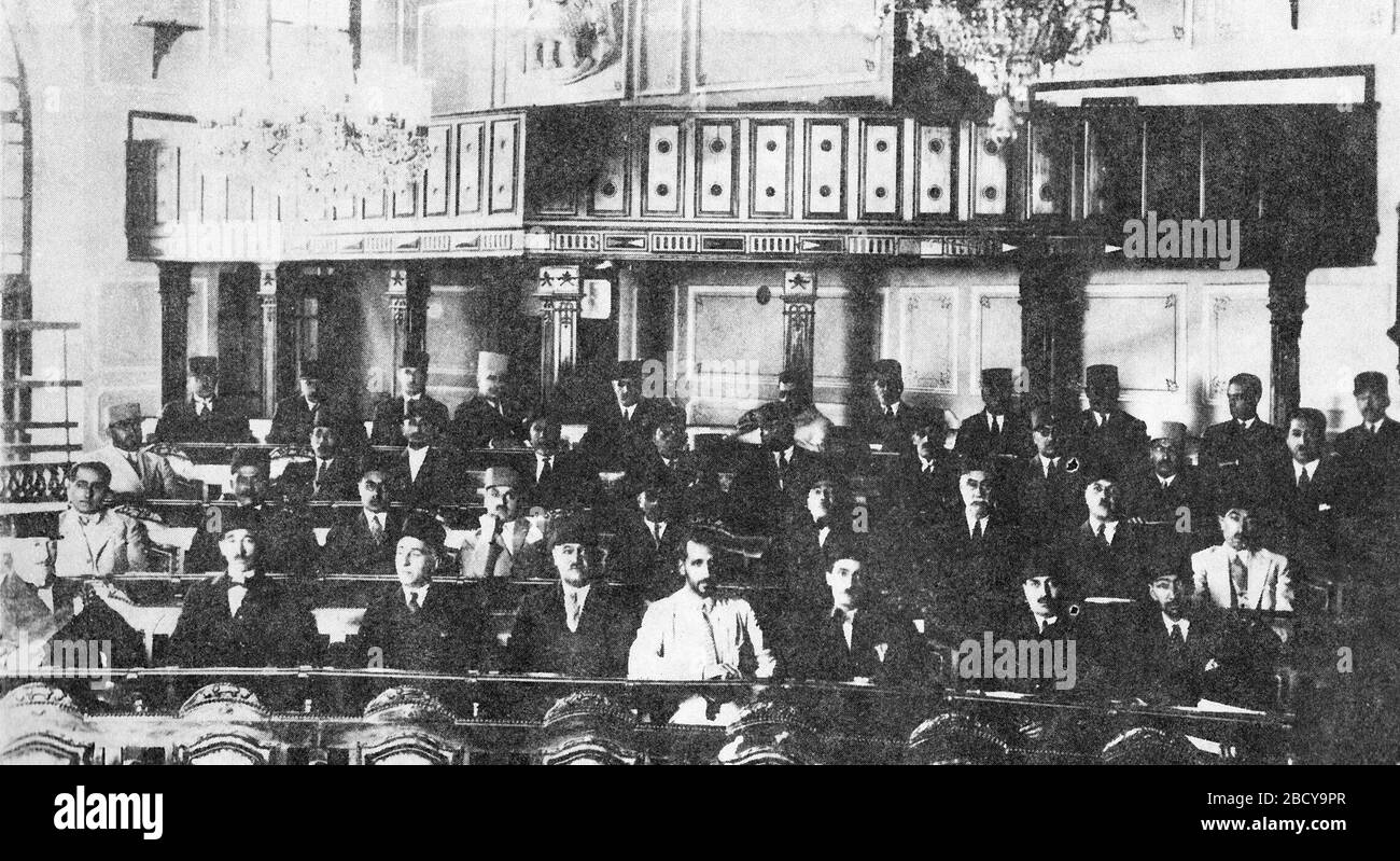 Inglés: Representantes Majlis 8 1309-1311, Ali Dashti primera fila); 1930  (1309); Baregher Agheli: DaVaR va Adliyeh. Teherán, 1369; Autor  desconocido; ' Fotografía de stock - Alamy