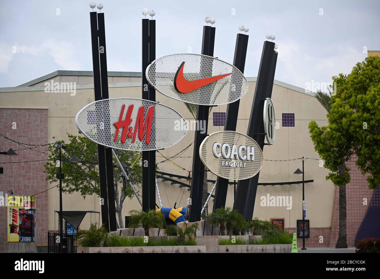 Vista general de los carteles de H&M, Nike Outlet y Coach Factory en el  centro comercial Ontario Mills, sábado 4 de abril de 2020, en Ontario,  California, EE.UU. (Foto de IOS/Espéra-Images Fotografía