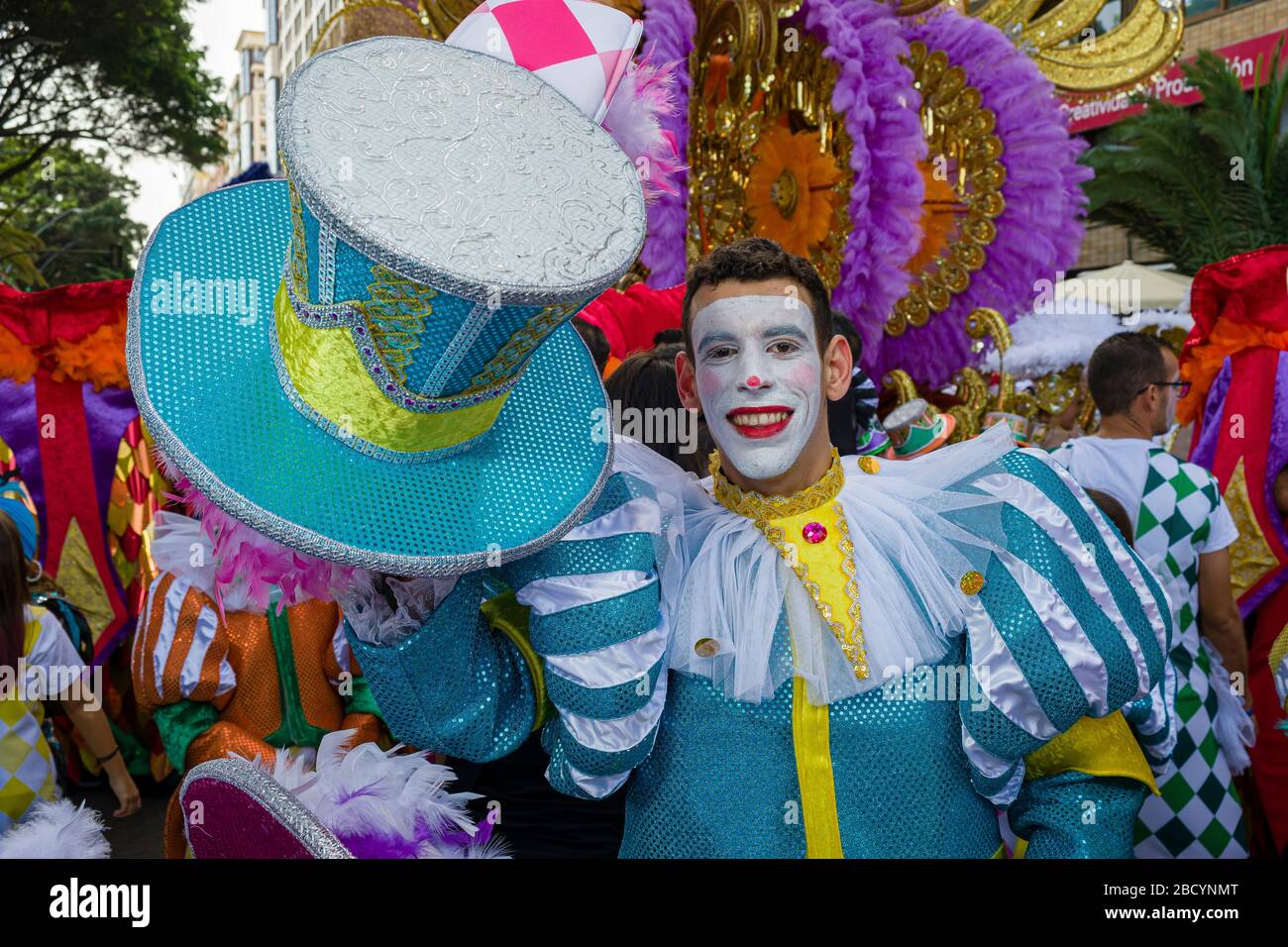 Un bailarín masculino bellamente vestido, presentando su traje durante el  desfile del gran carnaval Fotografía de stock - Alamy