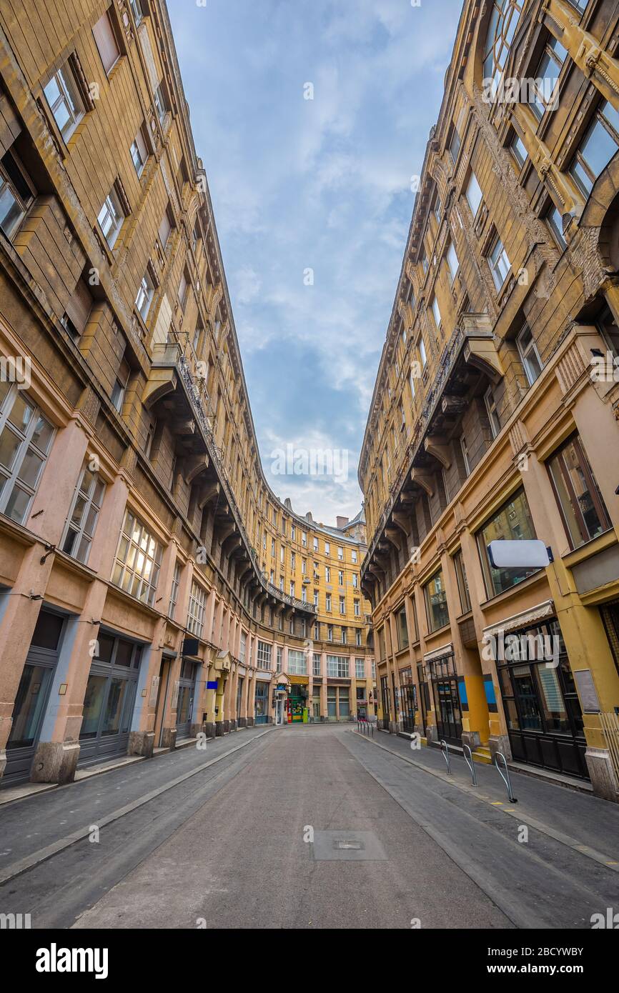 Budapest, Hungría - calle famosa totalmente vacía del centro de Budapest, el Anker-koz durante la cuarentena de la enfermedad de Coronavirus durante el día con el cielo azul Foto de stock