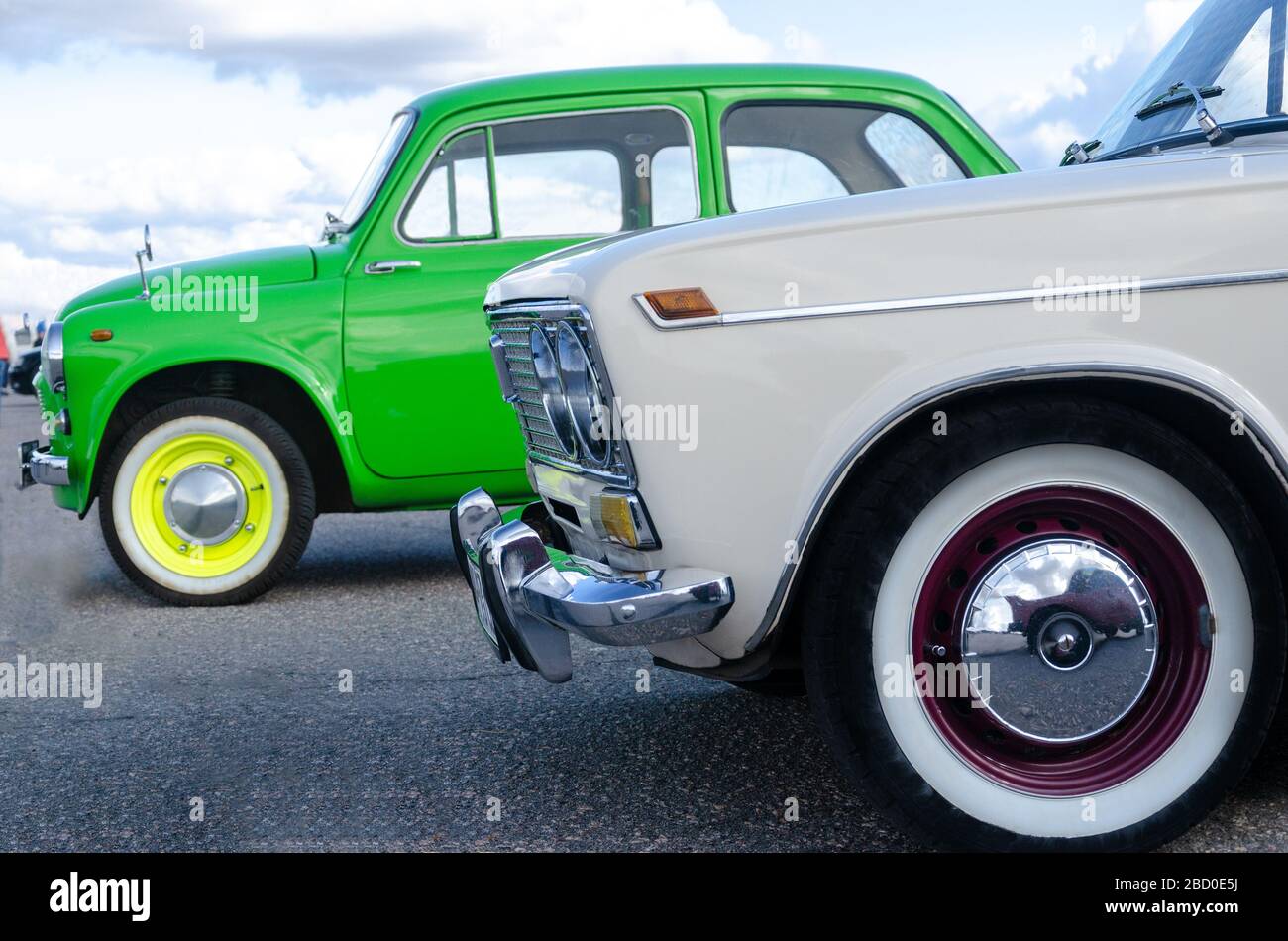 Autos beige fotografías e imágenes de alta resolución - Alamy