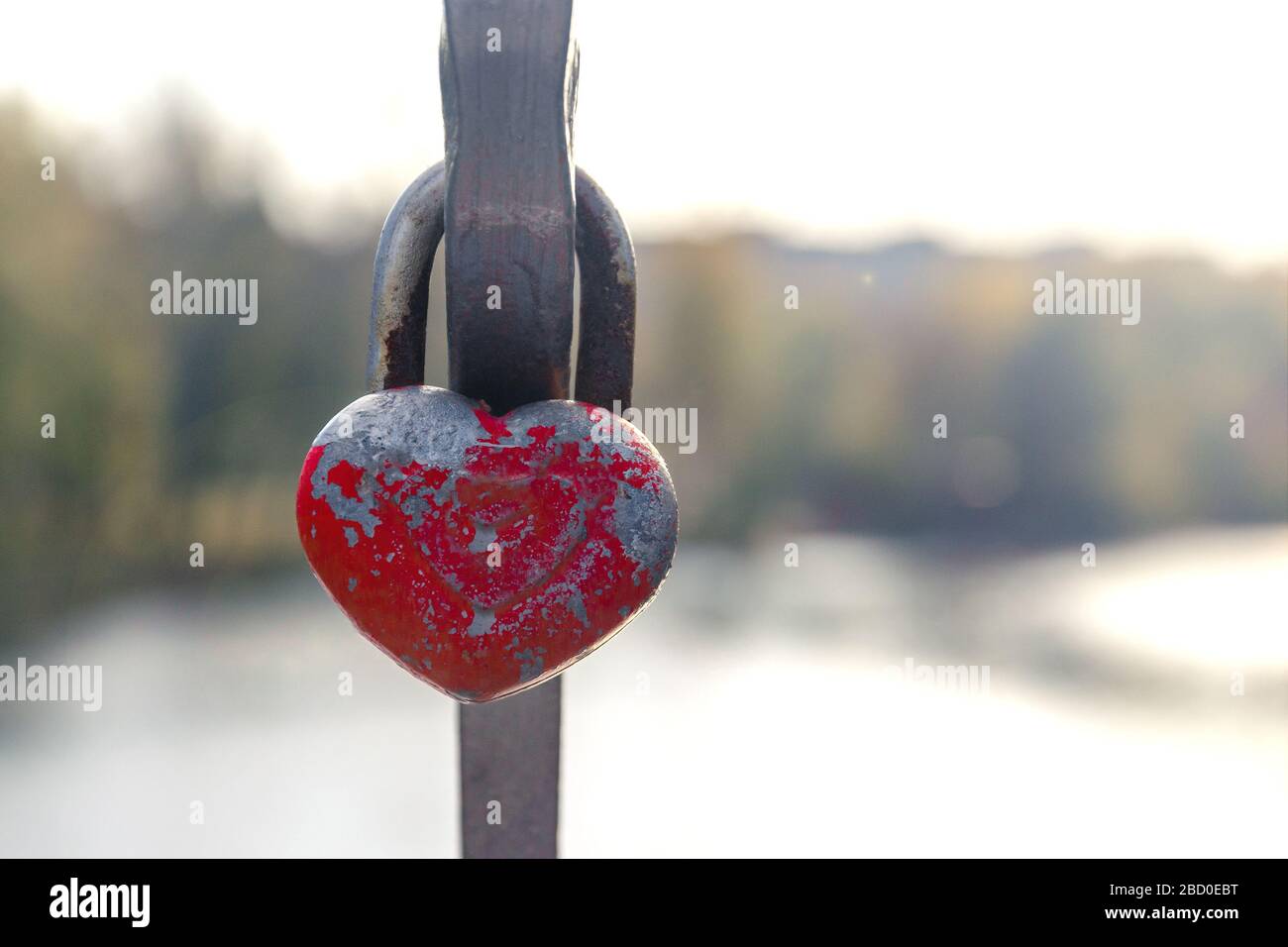 candado rojo en forma de coraz n. los ara azos simbolizan el amor