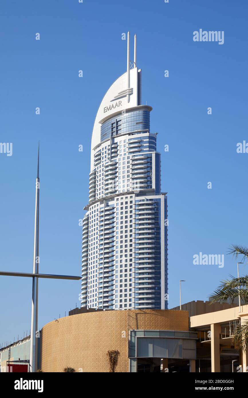 DUBAI, EMIRATOS ÁRABES UNIDOS - 22 DE NOVIEMBRE de 2019: La dirección Hotel de lujo en el centro en un día soleado, cielo azul claro en Dubai Foto de stock