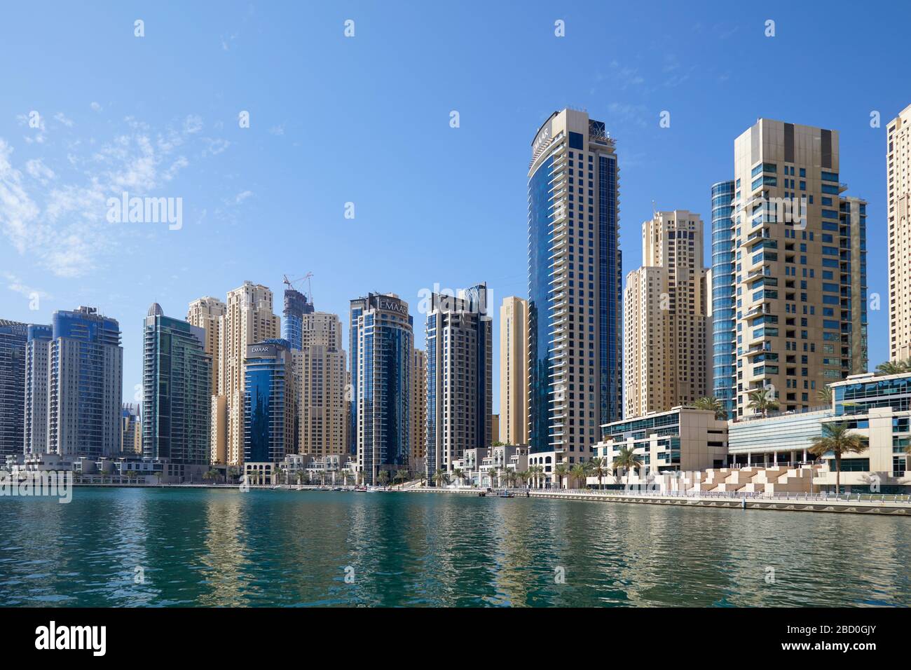 DUBAI, EMIRATOS ÁRABES UNIDOS - 23 DE NOVIEMBRE de 2019: Dubai Marina rascacielos y el mar en un día soleado, cielo azul claro en Dubai Foto de stock