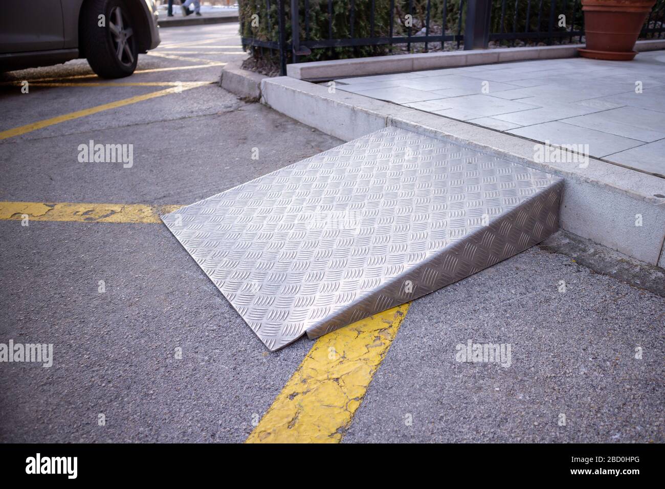 Rampa para minusválidos en silla de ruedas en la entrada del edificio Fotografía de stock Alamy Rampa para minusválidos en silla de ruedas en la entrada del edificio Fotografía de stock Alamy