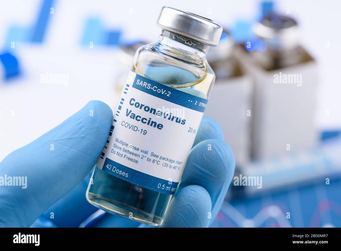 Concepto de ensayo de investigación de botellas de dosis múltiples para la vacuna contra el coronavirus COVID-19. Foto de stock