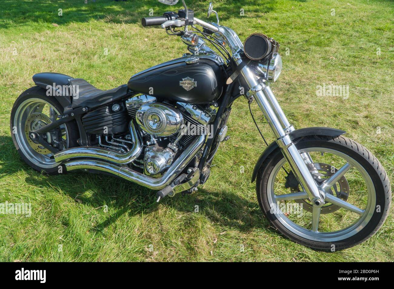 Motocicleta Harley-Davidson negra y cromada. Foto de stock