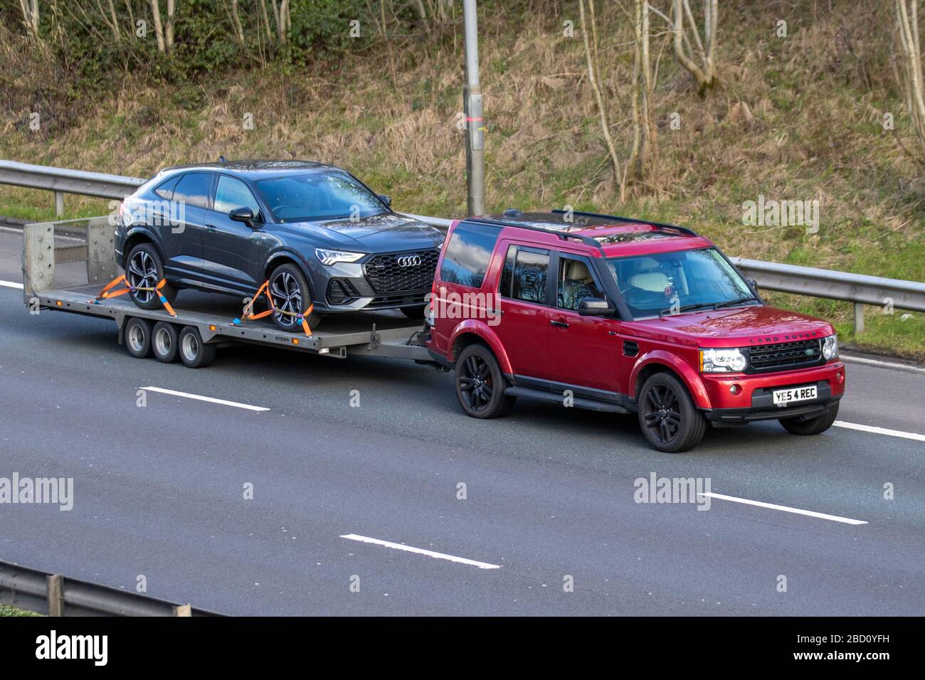 2013 rojo Land Rover Discovery HSE SDV6 remolque automóvil Mercedes Benz SUV Audi Q8 S línea 50 TDI Quattro en remolque; vehículos en movimiento, conducción de vehículos en carreteras del Reino Unido, motores, conducción en la autopista M6 Foto de stock
