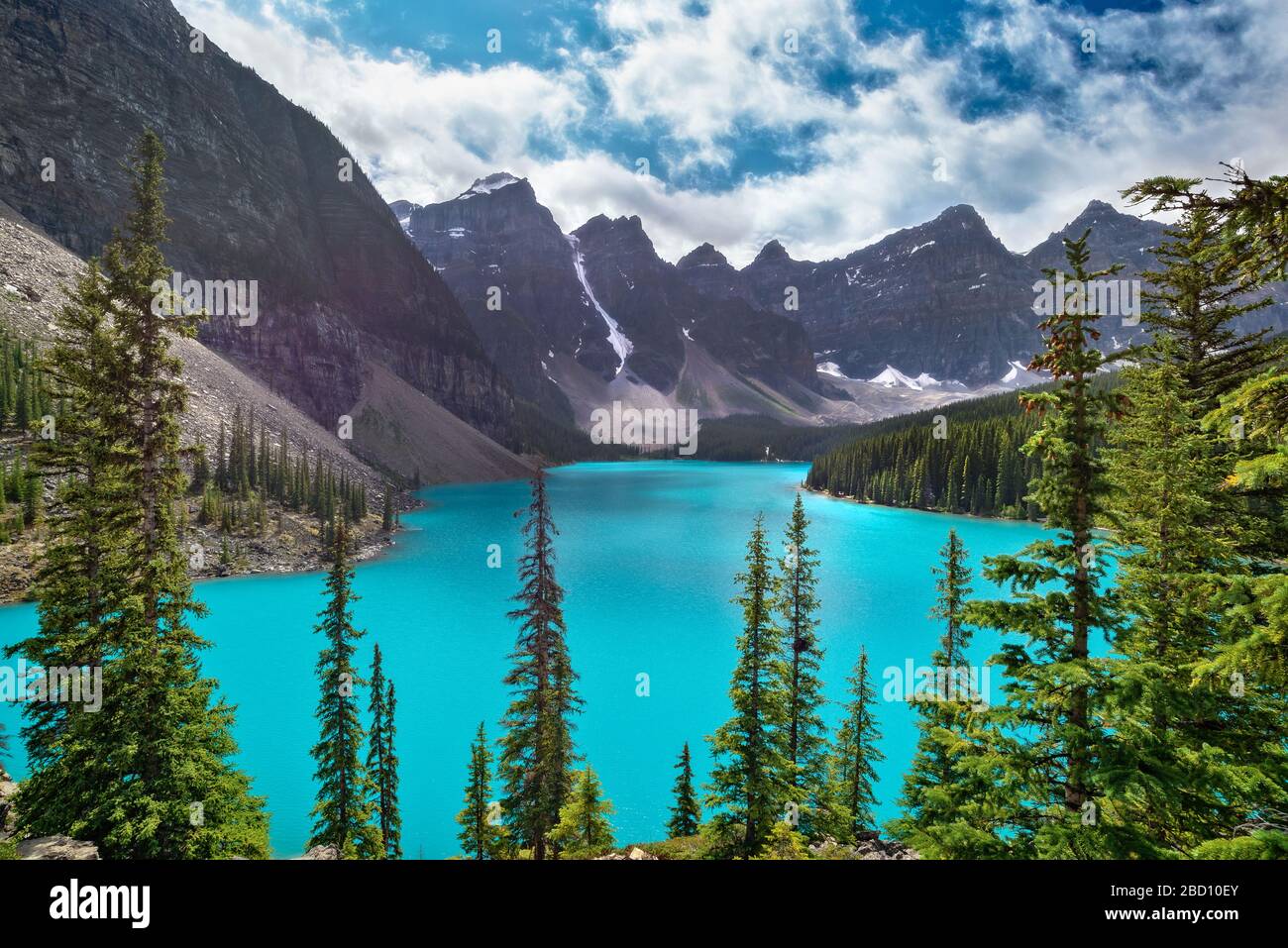 Lago Moraine cerca del pueblo del Lago Louise en el Parque Nacional Banff, Alberta, Montañas Rocosas, Canadá. Vista desde el sendero rockpile Foto de stock