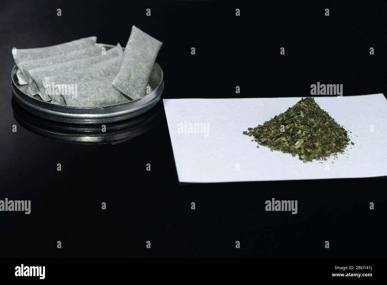 Box Snus - polvo humedecido rallado y tabaco para mascar. Primer plano. Producto del tabaco Foto de stock