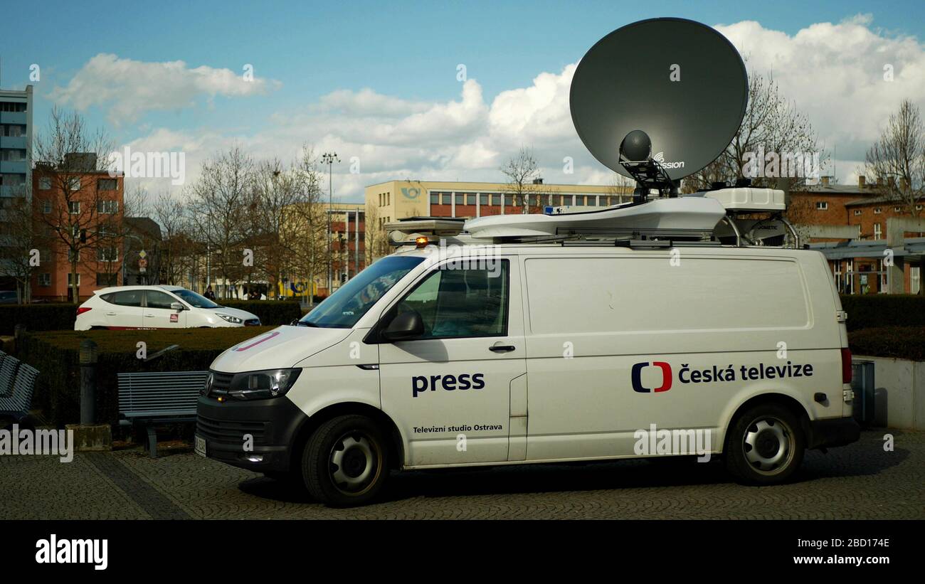 Coche de televisión vía satélite para la transmisión en directo a la  televisión, moderna conexión por satélite al transmisor, baliza de  advertencia de antena de noticias, tecnología Fotografía de stock - Alamy