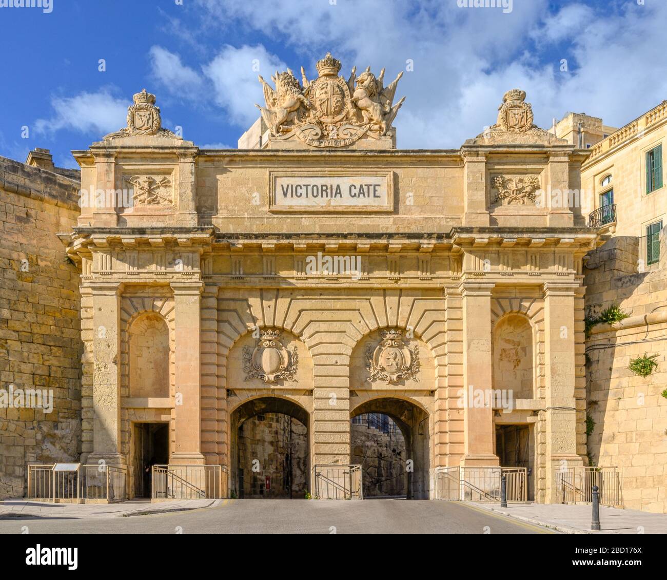 La Puerta Victoria en Valletta, Malta fue construida por los británicos en  1855. Es la entrada principal a la ciudad desde la zona del Gran Puerto  Fotografía de stock - Alamy