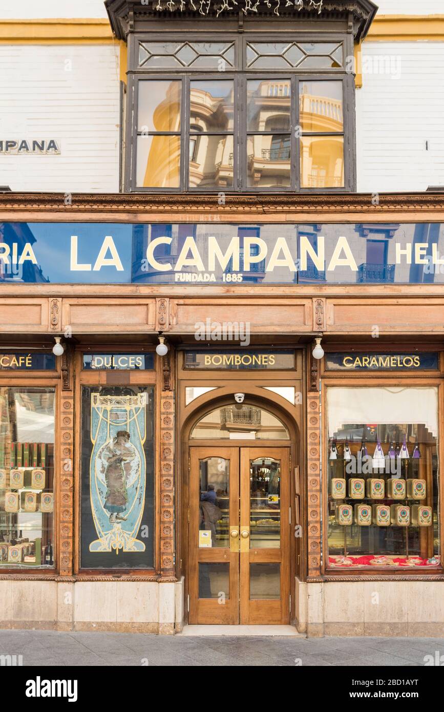 La confitería La Campana y Heladeria, un dulce tradicional y pastelería en  el casco antiguo de Sevilla España con una ornamentada fachada y escaparate  Fotografía de stock - Alamy