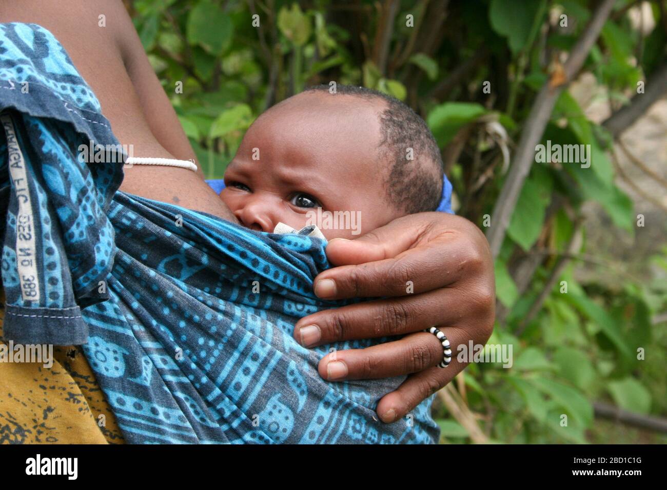 África, Tanzania, Lago Eyasi, joven varón Hadza niño. Hadza, o Hadzabe, es un grupo étnico indígena en el centro-norte de Tanzania, que vive alrededor del lago Foto de stock