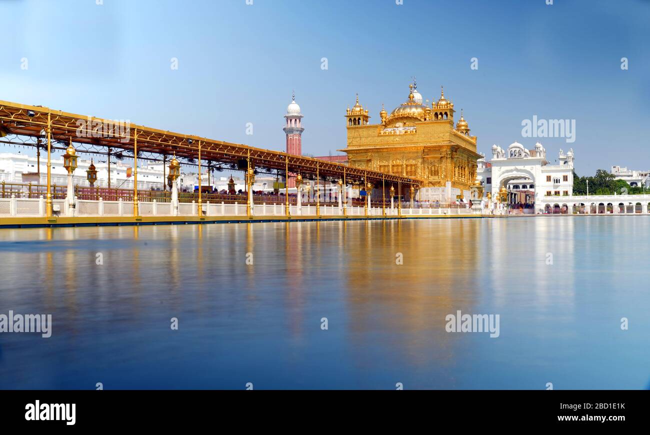 El Harmandar Sahib también conocido como Darbar Sahib, es un Gurdana situado en la ciudad de Amritsar, Punjab, India. Foto de stock