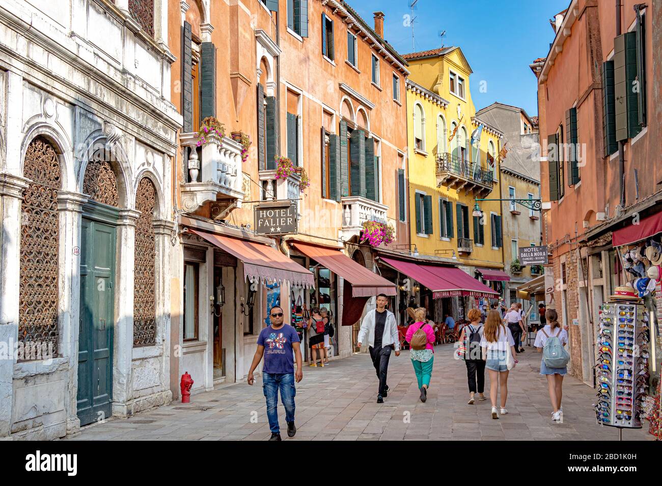 Gente caminando por Salizada San Pantalon pasando el Hotel Falier en el distrito de Santa Croce de Venecia, Italia Foto de stock