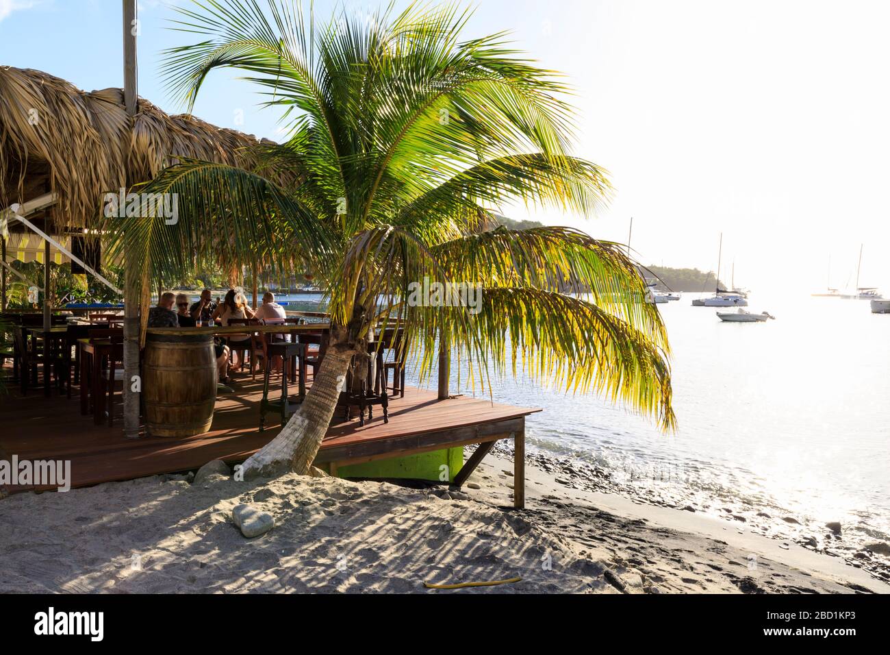 Deshaies, Catherine's Bar, lugar de la muerte en el paraíso, tarde, Basse Terre, Guadalupe, Islas Leeward, Caribe Foto de stock