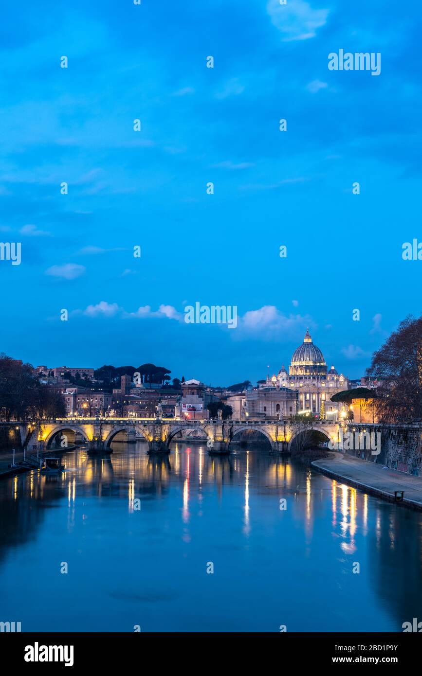 Río Tíber con el puente Umberto I y la Basílica de San Pedro (Basílica de San Pietro) en el fondo al atardecer, Roma, Lazio, Italia, Europa Foto de stock