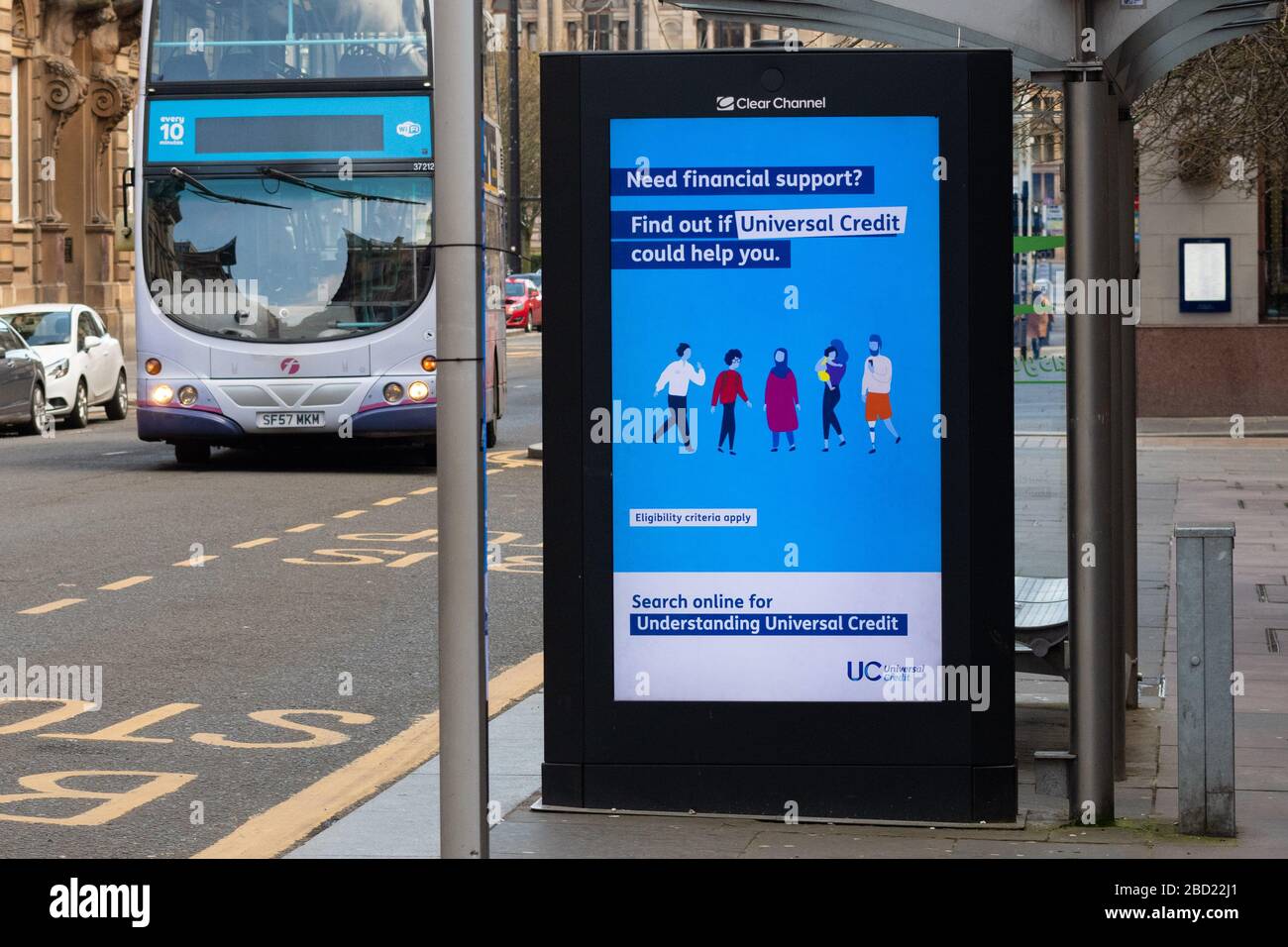 Publicidad de crédito universal en refugios de autobuses en Glasgow, Escocia, Reino Unido Foto de stock