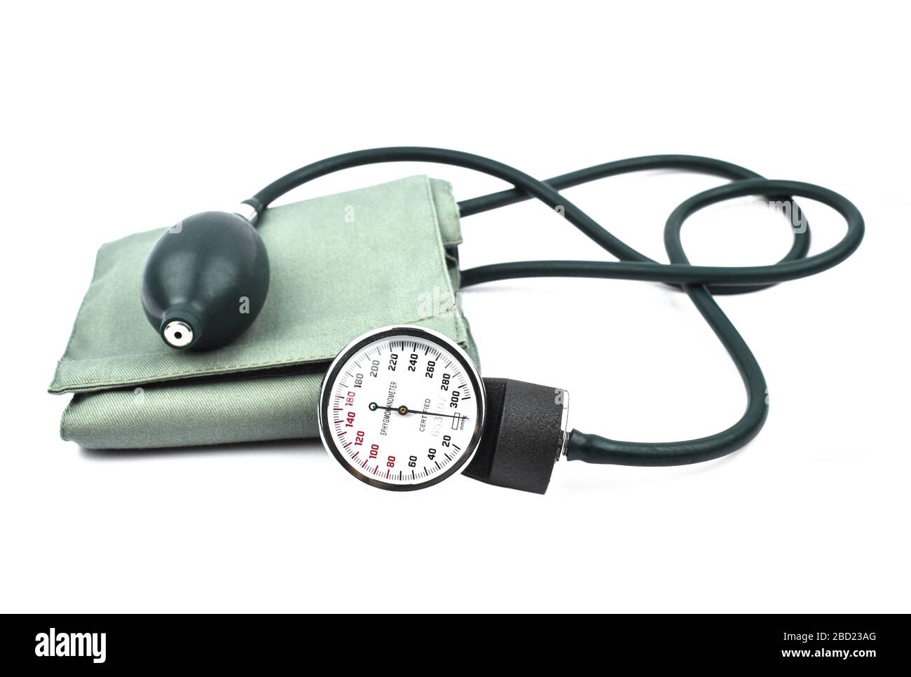 Máquina médica esencial para medir la presión arterial de algunos colocados  sobre un fondo blanco aislado Fotografía de stock - Alamy