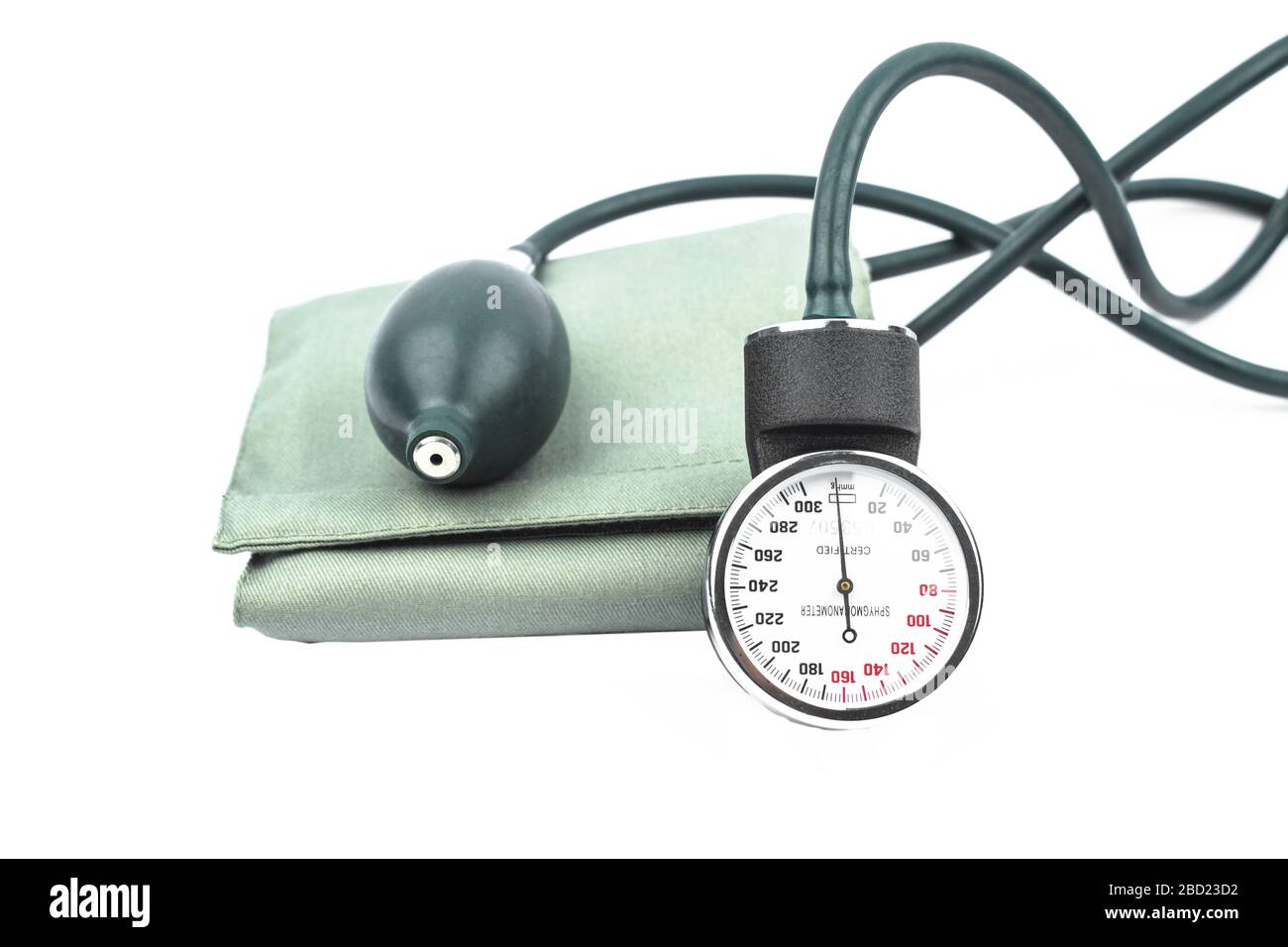 Máquina médica para medir la presión arterial de algunos en un fondo blanco  aislado Fotografía de stock - Alamy