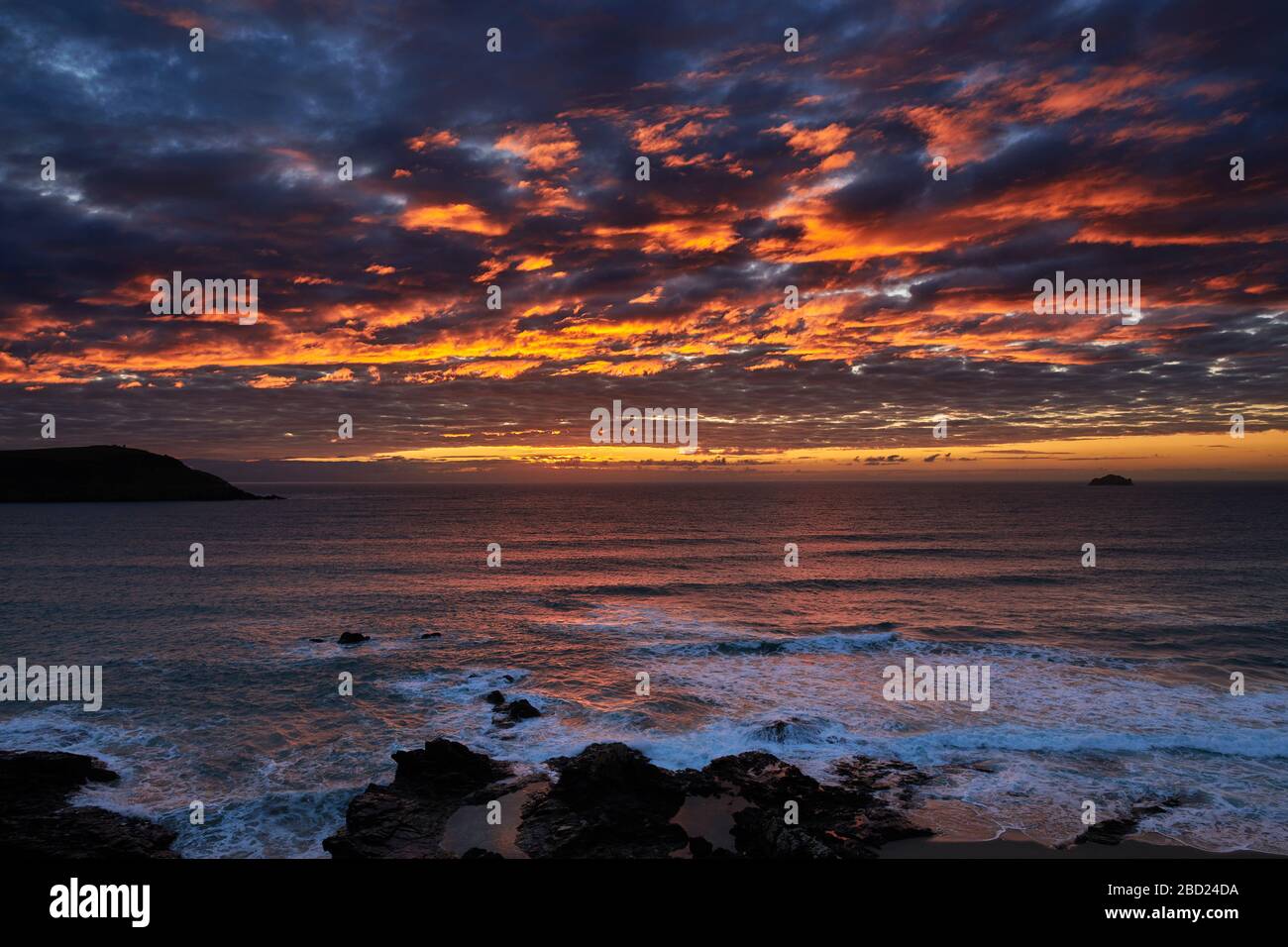 Puesta de sol sobre la costa norte de Cornwall cerca de Polzeath Foto de stock